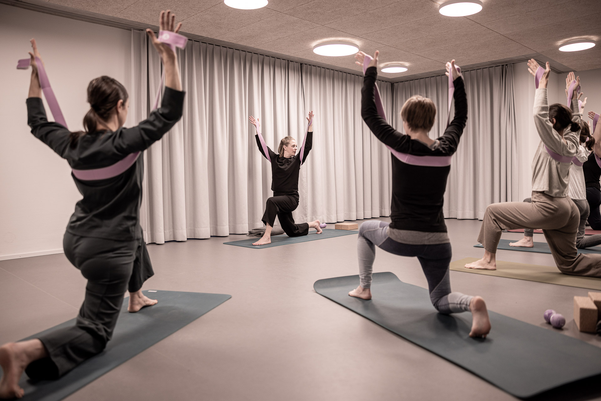 Eine Gruppe in einer Yoga-Position mit Yoga Band in St. Gallen